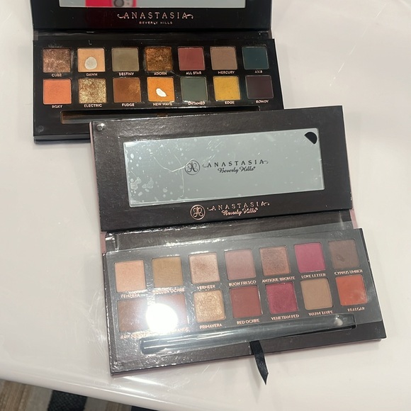Anastasia Beverly Hills - Picture 2 of 4